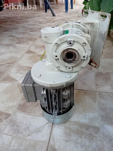 Elektromotor sa reduktorom (Chiaravalli) 018kw  38 obrta 4