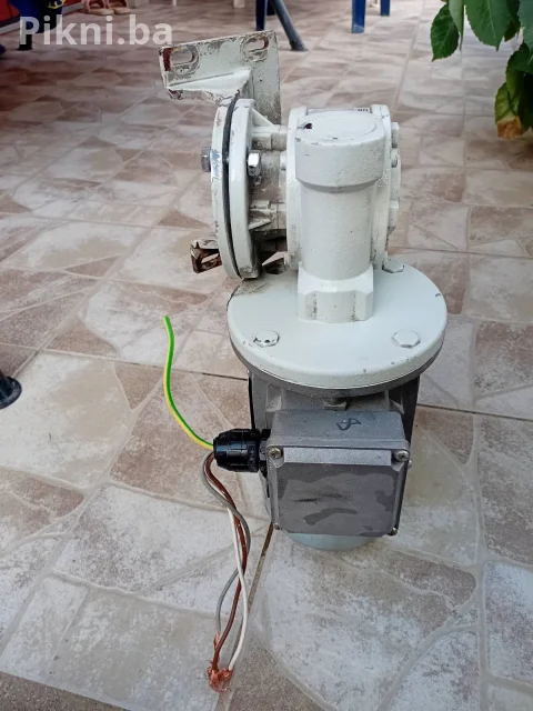 Elektromotor sa reduktorom (Chiaravalli) 018kw  38 obrta 3