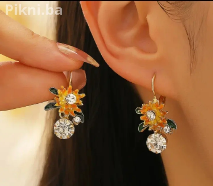Elegantne RETRO Minđuše "Krizantema" sa Kristalima (NOVO)