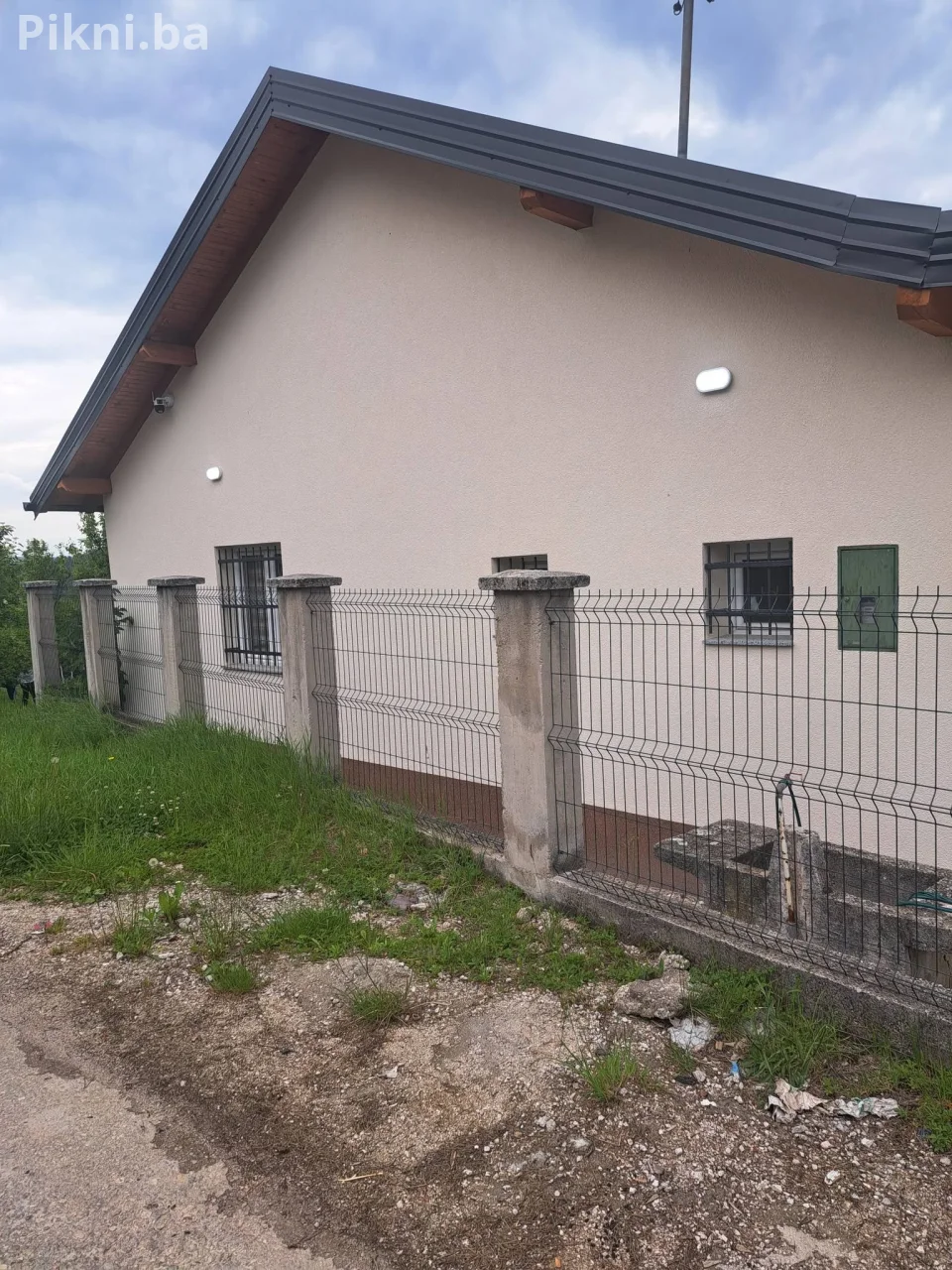 Ilijaš,  Novo Naselje, adaptirana kuća sa 1620 m2 zemlje