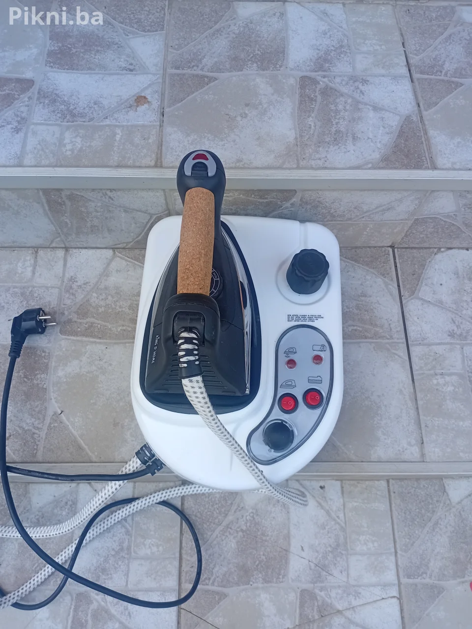 Prodaje se vrhunska profesionalna parna stanica (centrala za paru) King D'Home, model HG1901, snage 2100W.