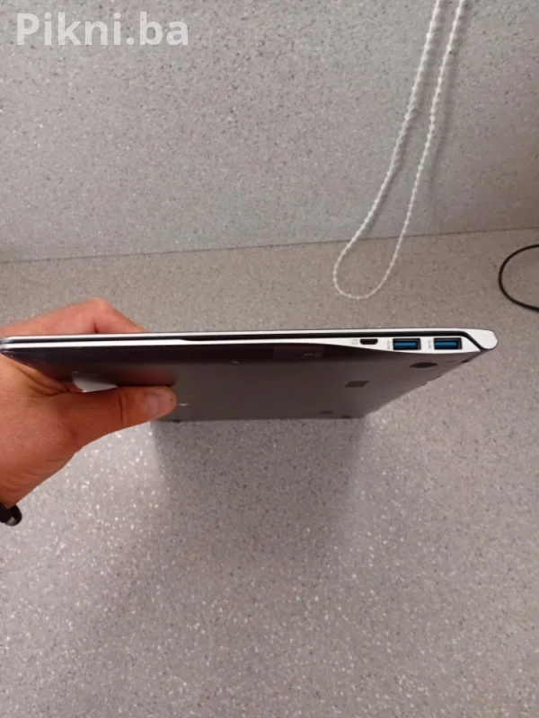 Samsung Premium Ultrabook i7 / 8GB RAM / Baterija 8+ sati