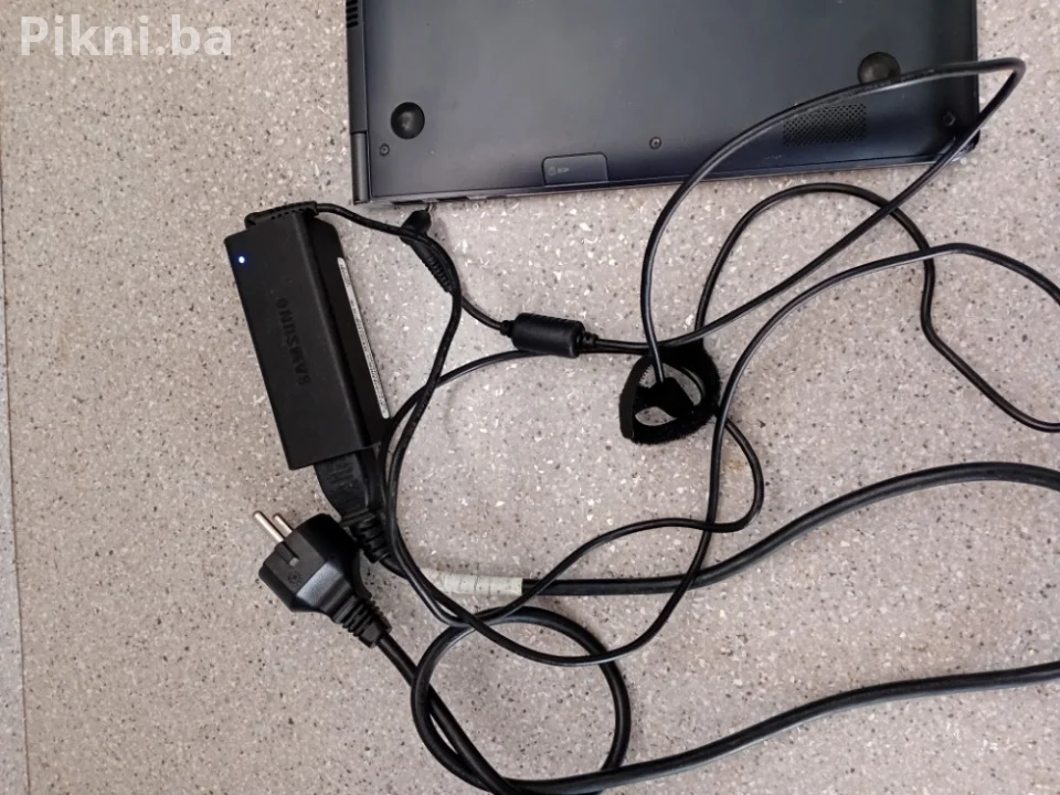 Samsung Premium Ultrabook i7 / 8GB RAM / Baterija 8+ sati