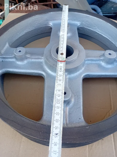 Remenica metalna livena prečnik 26 cm rupa 25 mm Bravo