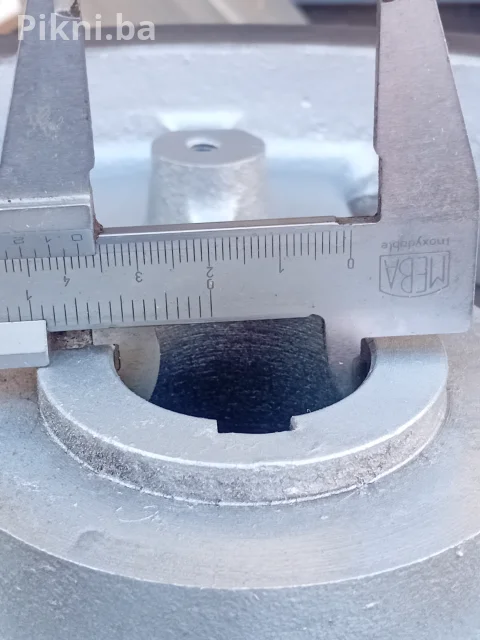 Remenica metalna livena prečnik 26 cm rupa 25 mm Bravo