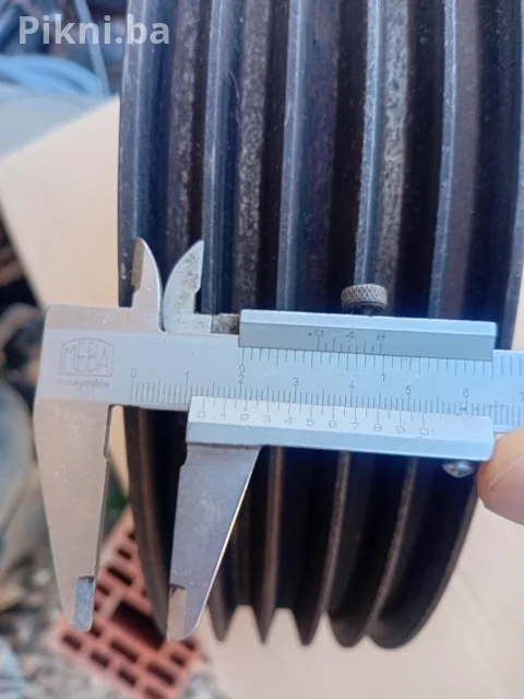 Remenica metalna livena prečnik 26 cm rupa 25 mm Bravo 4