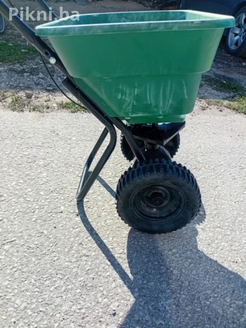 Rotacijska kolica / Rasipač za gnojivo i sjeme DCM - Kao Novo 8