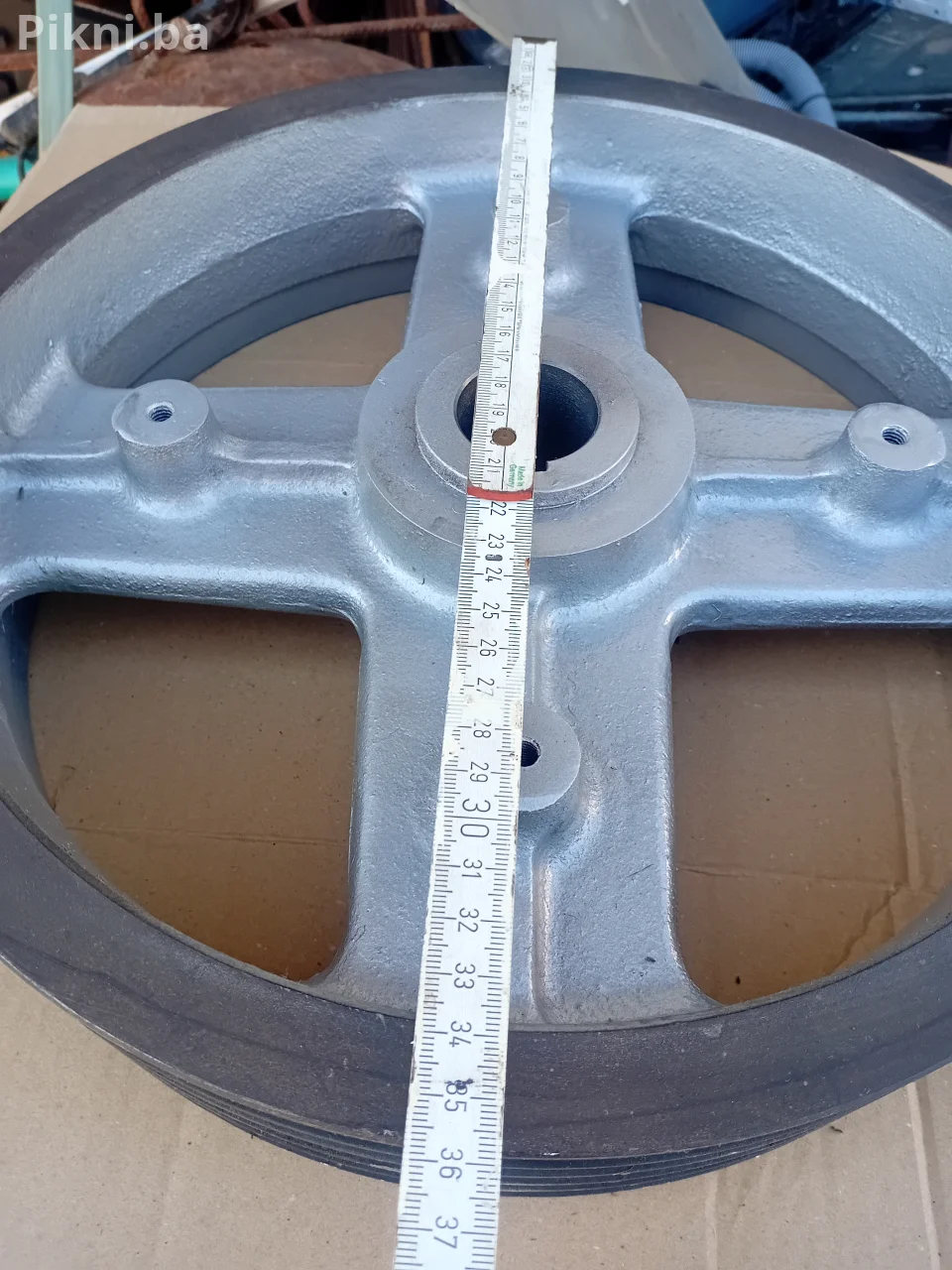 Remenica metalna livena prečnik 26 cm rupa 25 mm Bravo
