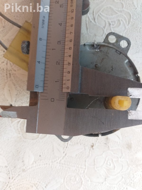 Elektro motor sa reduktorom 220v 4-5 obr 5w elektromotor