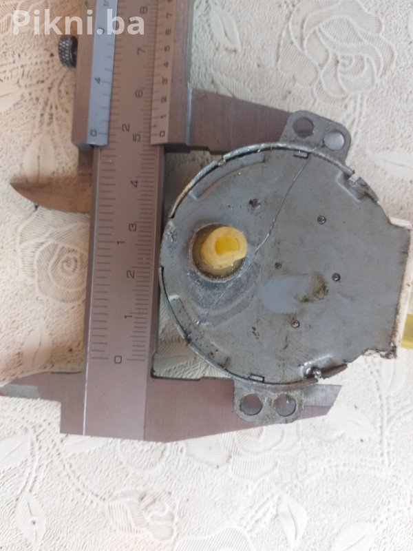 Elektro motor sa reduktorom 220v 4-5 obr 5w elektromotor